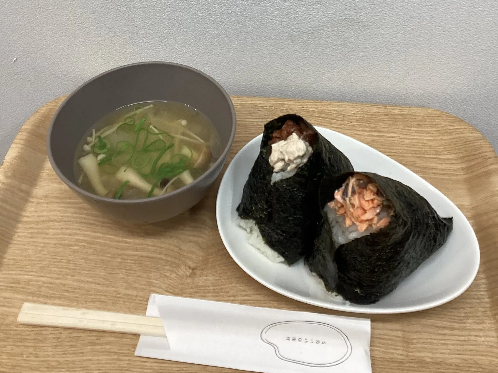 おにぎり2つとお味噌汁のセット